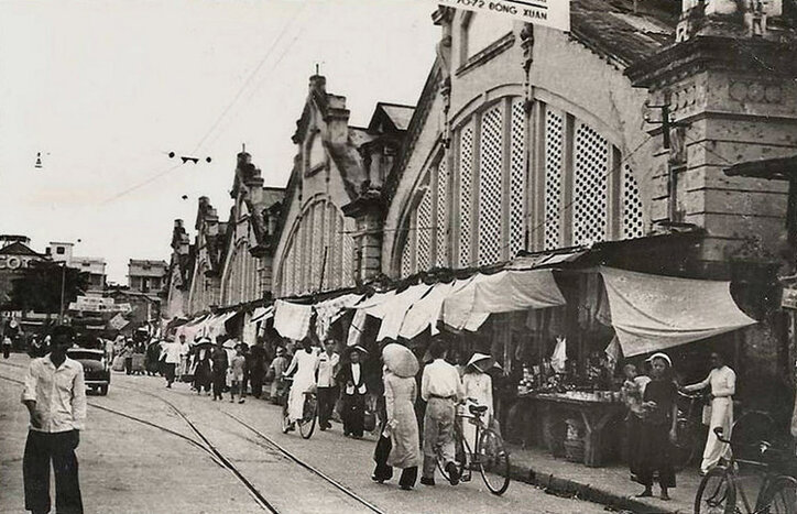 Dong Xuan Market in the past 