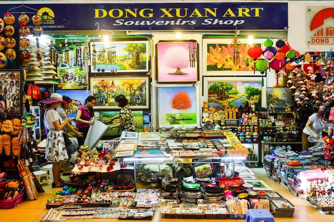 Vietnamese souvenirs in Dong Xuan Market 