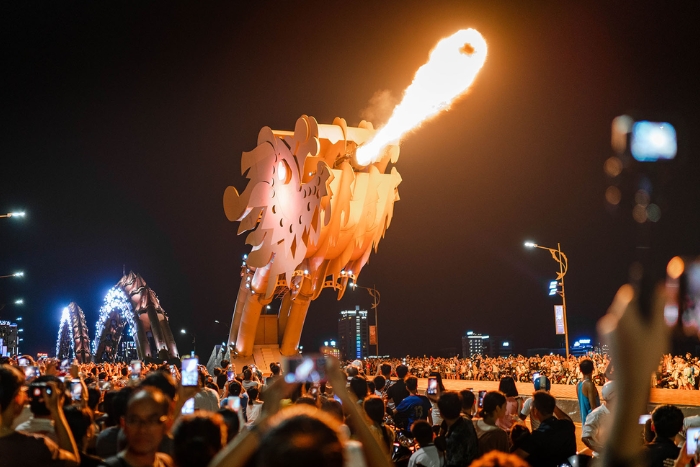Night atmosphere in Da Nang – The Dragon Bridge lights up the city