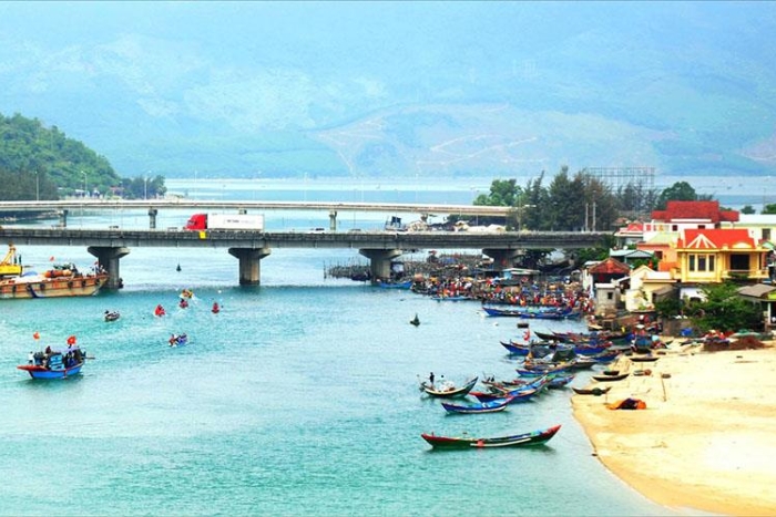 Under the sun of Lang Co: Turquoise sea and golden sand