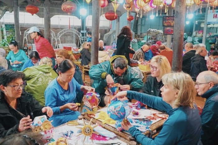 What to do in Hoi An ? Learning the art of traditional lanterns