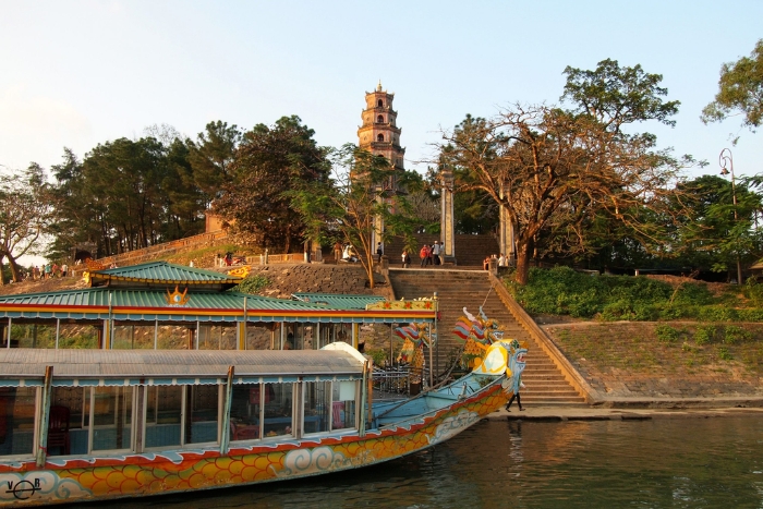 Hue dragon boat on Perfum River