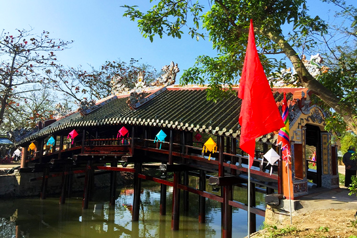 Thanh Toan tile-roofed bridge