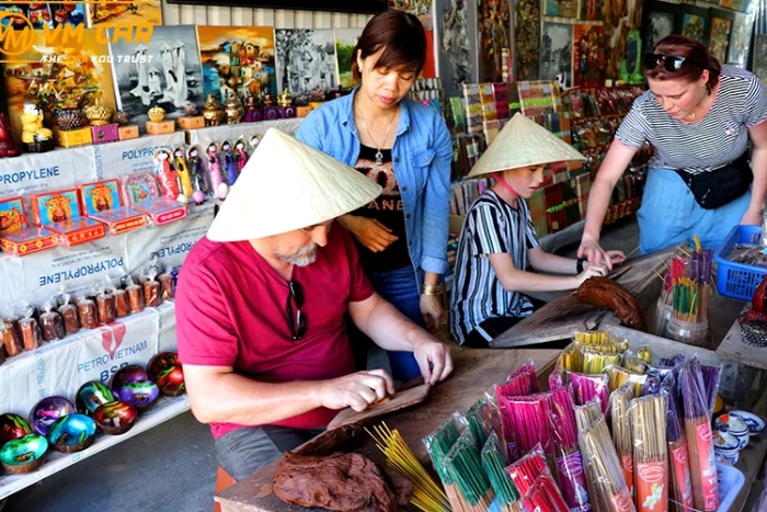 Experience at the Thuy Xuan incense village on a rainy day