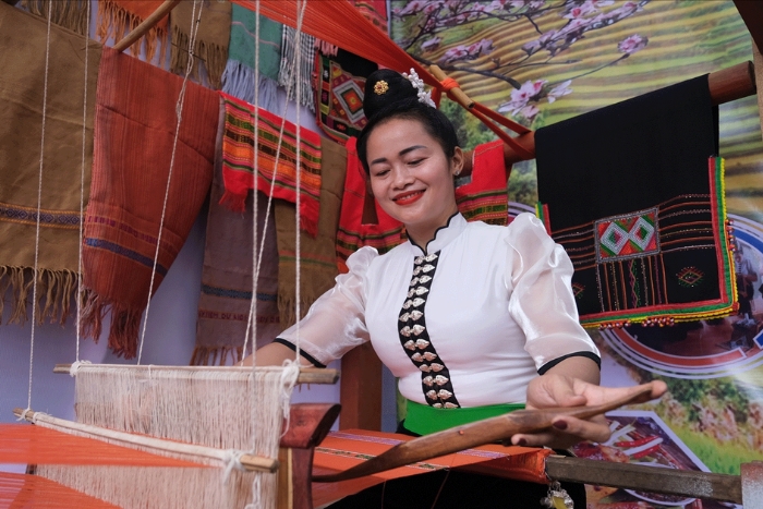 Discover the traditional weaving craft of ethnic minorities at Phieng Loi cultural village
