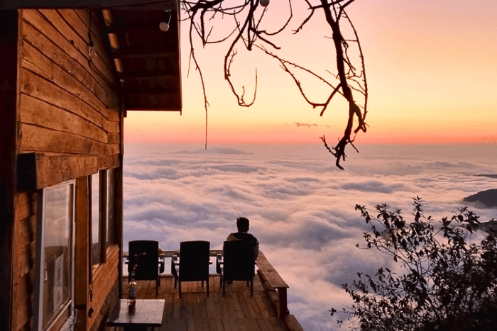 Come to Ta Xua, Son La province to &ldquo;hunt&rdquo; for magical moments among the clouds like this