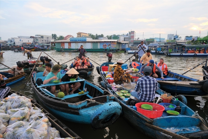 Visit Cai Rang floating market in your 1-week Mekong Delta itinerary