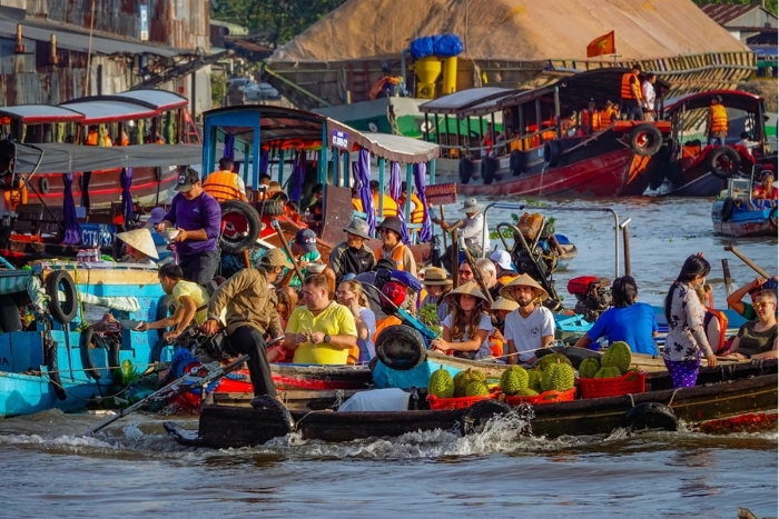 Dynamic ambiance in Cai Rang floating market 