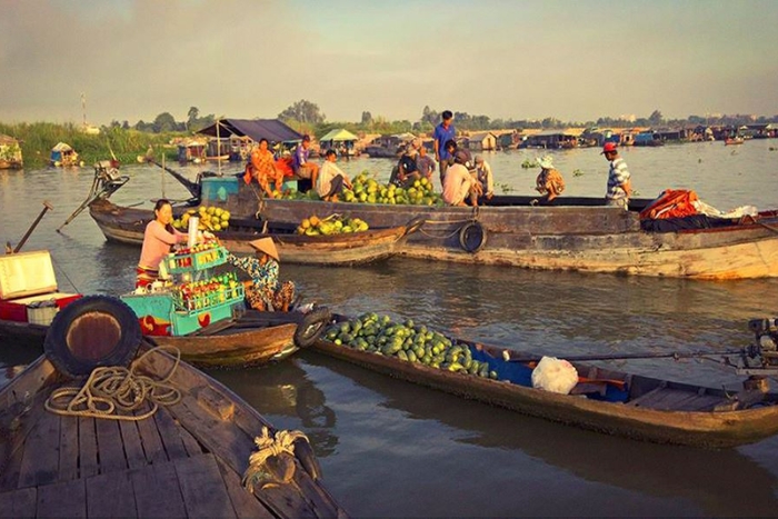 Long Xuyen floating market 