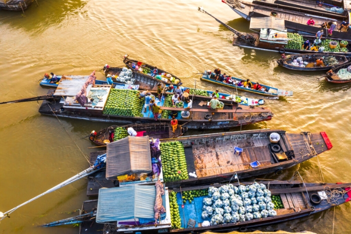 Boat ride to explore Long Xuyen floating market 