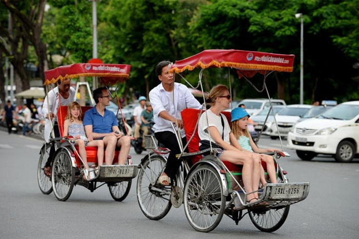 Exploring Hanoi by cyclo 