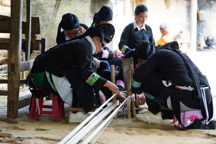 The Thu Lao people with traditional textile products sold at the Pha Long market