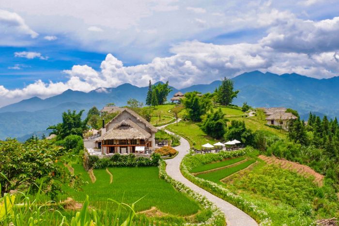 Topas Ecolodge overlooking the mountains