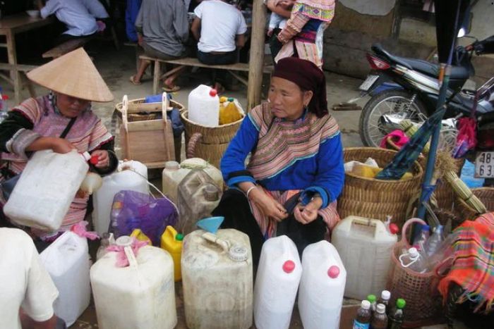 Traditional wines at Lung Khau Nhin Market