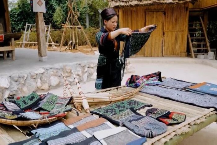 Embroidery craftsmanship in Ma Tra Village