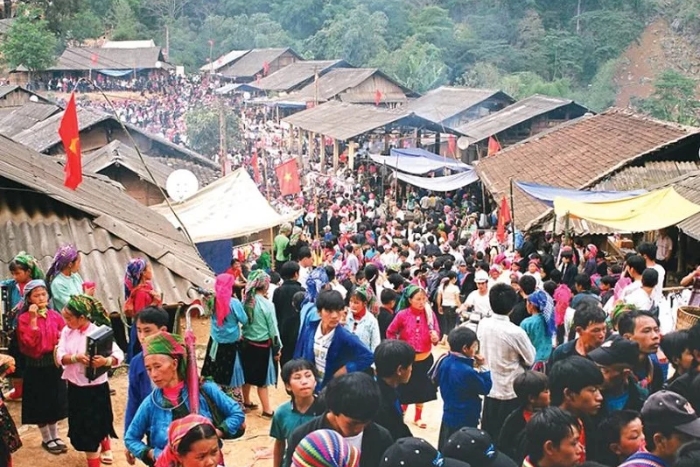 Visit Bác Ha market