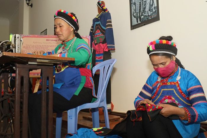 The Phu La women from Lung Phinh commune in Bac Ha, have preserved the traditional craft of sewing costumes