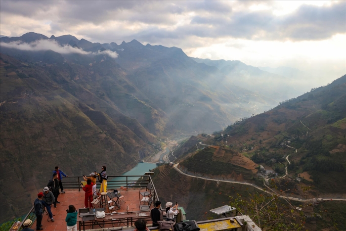 Clouds and mist at the summit of Ma Pi Leng Pass, with a view over Tu San Canyon