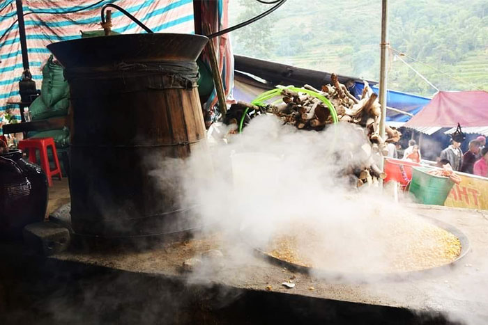 A steaming pot of alcohol at the morning in Can Cau market