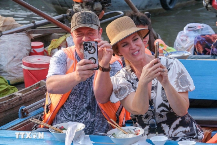 Prepare comfortable clothing to take part in outdoor activities in the Mekong Delta