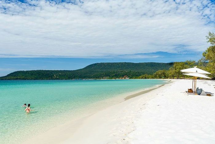 Sihanoukville, calm beaches and untouched wild islands