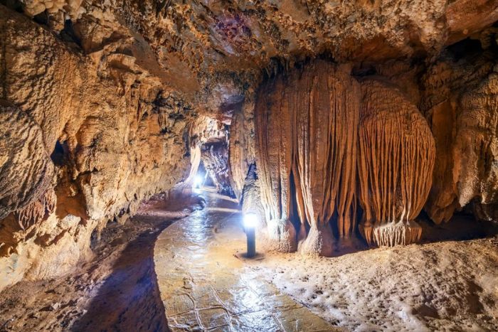 Visiting Nguom Ngao Cave on the Cao Bang 2-day itinerary