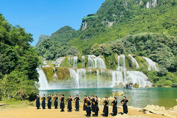  The black Lolo in Ban Gioc waterfall, Cao Bang