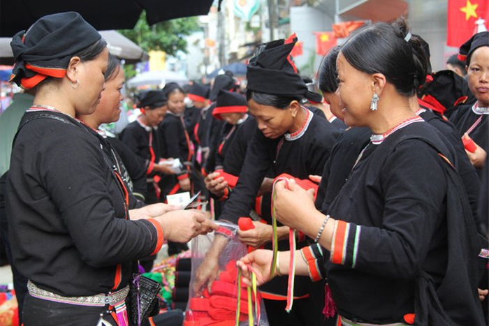 The traditional costume of San Chi women in Cao Bang