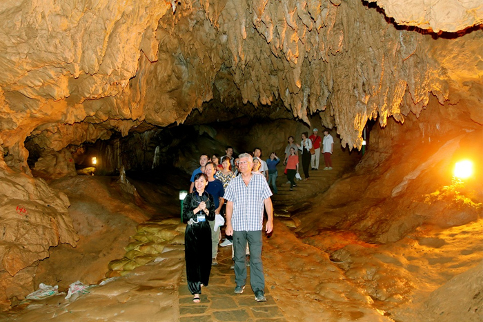 Visitors in Nguom Ngao cave