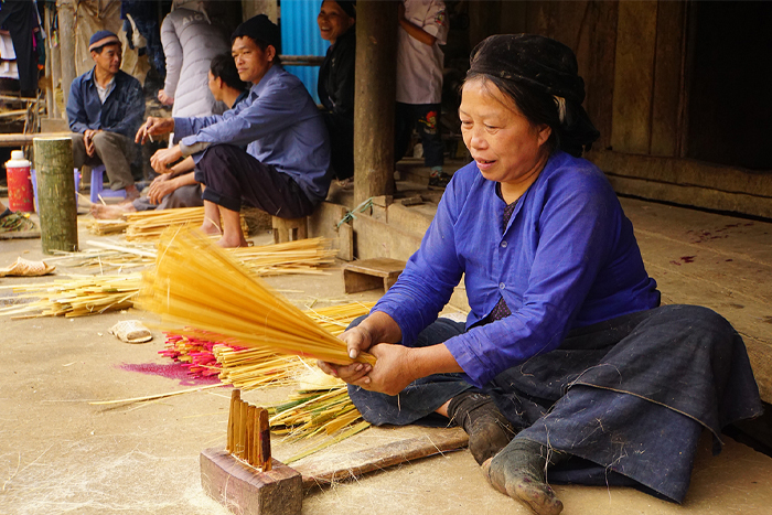 Discover the local incense making process in Phia Thap