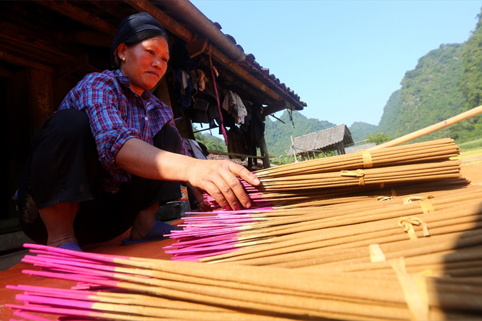  The local incense making process in Phia Thap