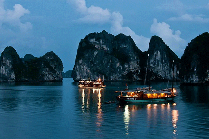 Enjoy night on Halong bay cruise 