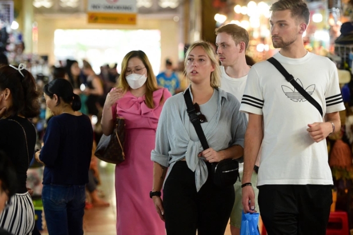 Shopping in Ben Thanh market 