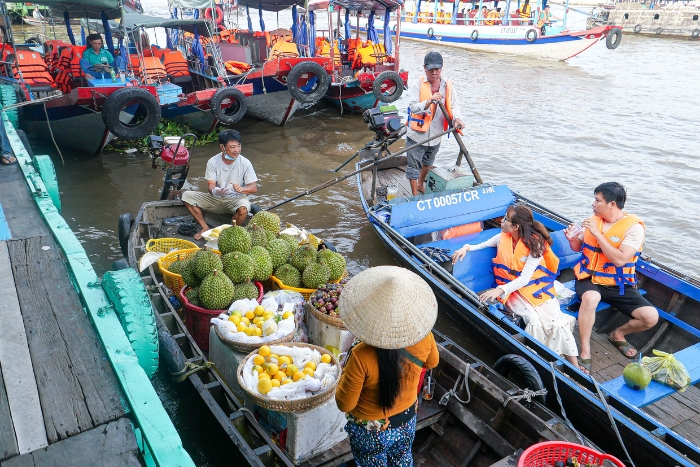 Unique experiences at Cai Rang floating market in 14 days in Southern Vietnam