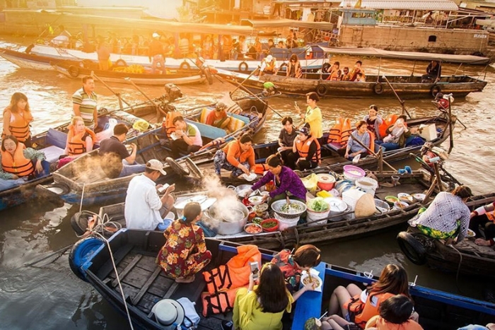 Lively atmosphere of Cai Rang market in the morning