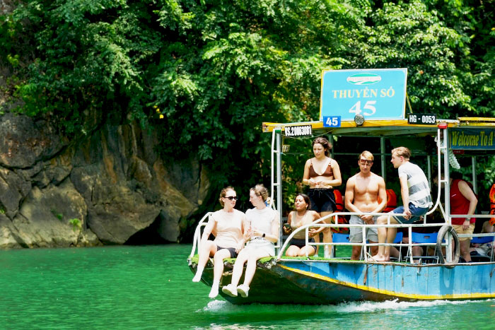 Experience a boat in Nho Que river