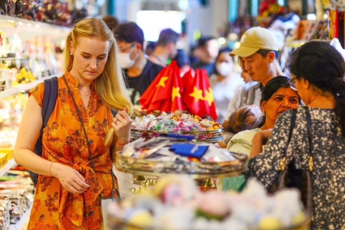 Shopping in Hanoi with lovely souvenirs