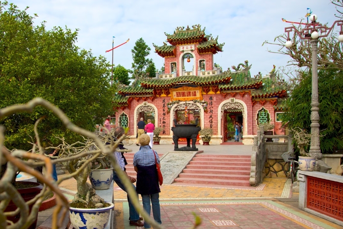 The eighth day of the combined tour 2 weeks Vietnam Cambodia starts by visiting the Fujian Assembly Hall