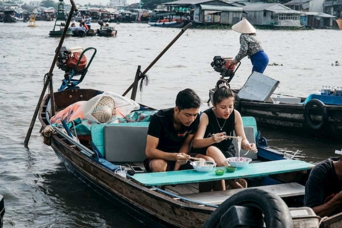 Vietnam and Cambodia 2-Week Tour: Meal at Cai Rang Floating Market