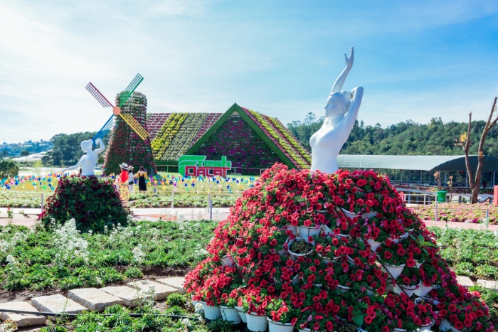 What to do during a Da Lat itinerary 3 days family? Visit Flower Garden of Da Lat