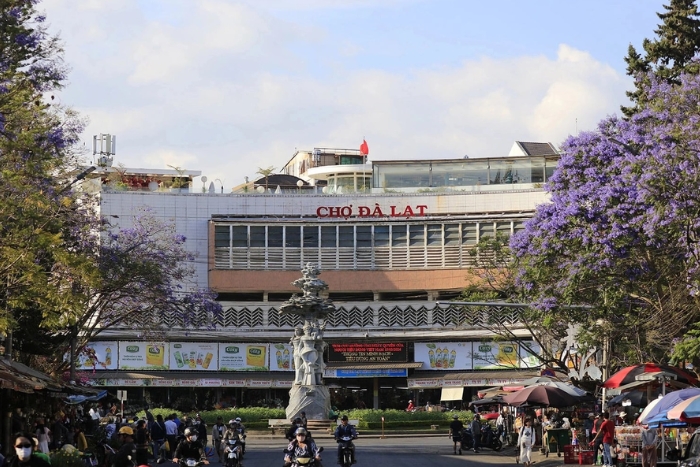 Buy souvenirs in Da Lat Market before returning after a 3-day family trip in Da Lat