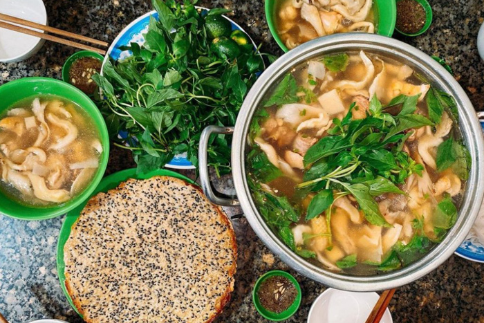 Chicken hot pot with basil leaves