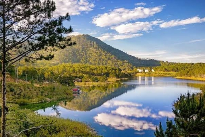 Tuyen Lam Lake