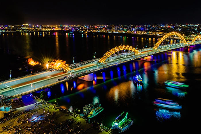 Enjoy an evening cruise on the Han River to watch the Dragon Bridge breathe fire