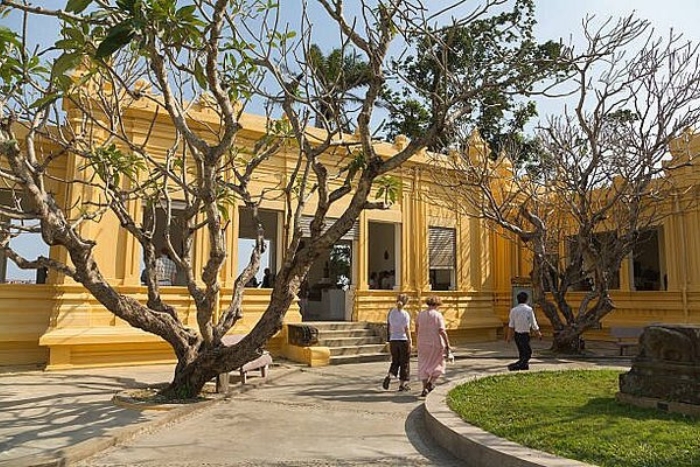 Peaceful scenery in front of the Cham Sculpture Museum in Da Nang