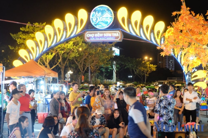 A lively experience at Da Nang Night Market during a 3-day trip to Da Nang Hoi An