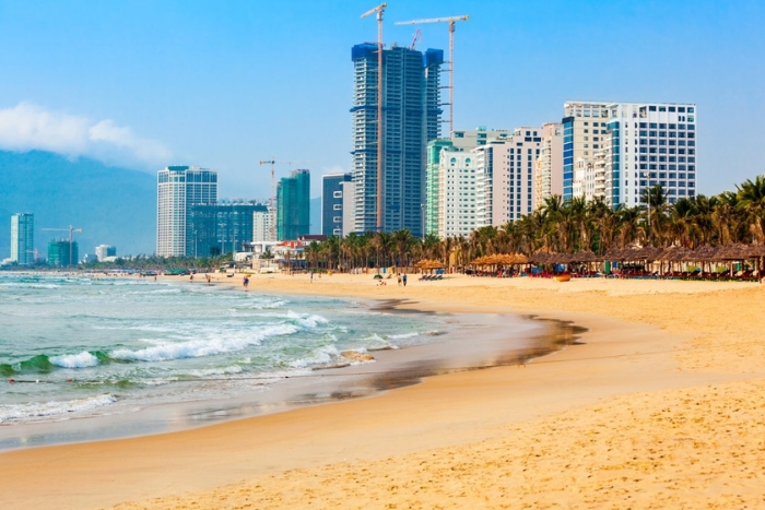 Calm and endless horizons on Da Nang beach