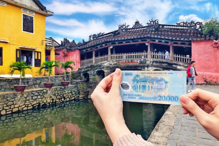 The Japanese Covered Bridge (Chua Cau), featured on a Vietnamese banknote