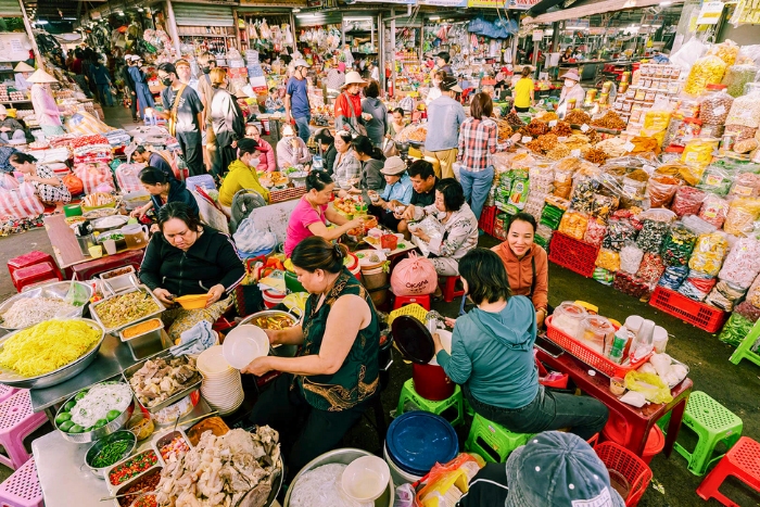 Con Market buzzing with local life
