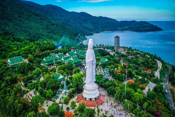 Visit Linh Ung pagoda in Da Nang itinerary 5 days 